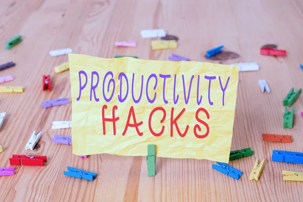 Skrivanteckning som visar produktivitet Hacks. Affärsfoto visa upp tricks som du får mer gjort på samma tid Färgade klädnypor papper tom påminnelse trägolv bakgrund kontor. — Stockfoto