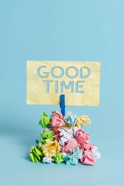 Kézírás szöveg írás Good Time. Koncepció jelentése a megfelelő pillanat, hogy tegyen valamit, vagy valami történni Emlékeztető halom színes összegyűrt papír ruhacsap emlékeztető kék háttér. — Stock Fotó