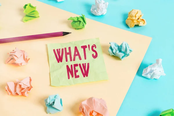 Kirjoitetaan "What S Is New". Business photo showcasing Kysymyksiä uusimmista päivityksistä Trendit ja Happening News Värilliset rypistyneet paperit tyhjä muistutus sininen keltainen clothespin . — kuvapankkivalokuva