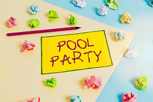 Schreiben Notiz zeigt Pool Party. Business-Foto zeigt Feier, die Aktivitäten in einem Schwimmbad umfasst Bunte zerknüllte Papiere leer Erinnerung blau gelb Wäscheklammer. — Stockfoto