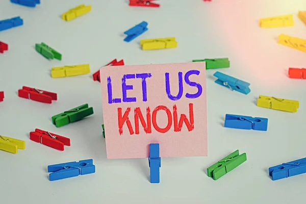 Escrevendo uma nota mostrando Let Us Know. Foto de negócios mostrando para fazer ou permitir uma impressão individual de interesse honesto papéis coloridos clothespin lembrete vazio piso branco fundo escritório . — Fotografia de Stock