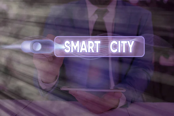 Píšu zprávu ukazující Smart City. Obchodní fotografie předvádění městské oblasti, která používá různé elektronické Internet věcí. — Stock fotografie