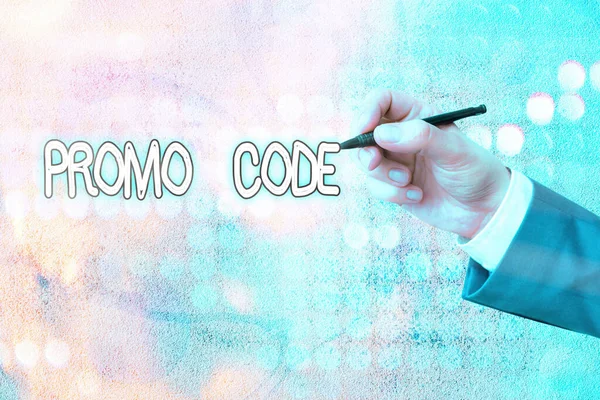 Εννοιολογική γραφή χεριών που δείχνει Promo κώδικα. Business photo text digital numbers που σας δίνουν καλή έκπτωση σε ορισμένα προϊόντα. — Φωτογραφία Αρχείου