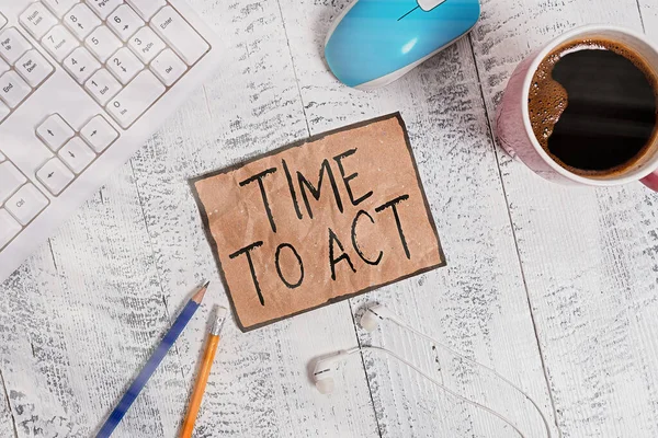 Escribiendo una nota que muestra el tiempo para actuar. Foto de negocios mostrando el momento adecuado para empezar a trabajar o hacer cosas de inmediato Dispositivos tecnológicos recordatorio de color papel suministros de oficina . —  Fotos de Stock