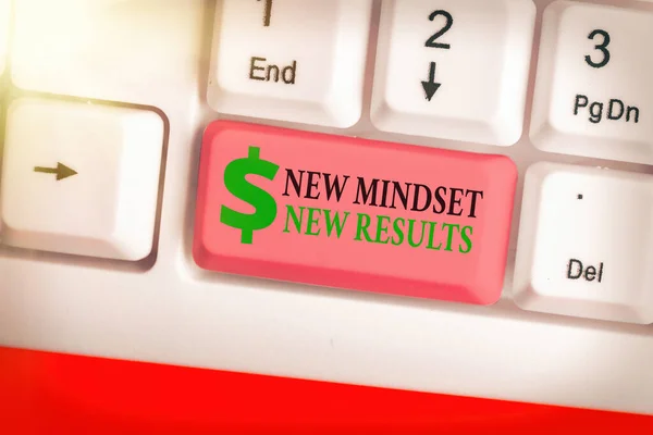 Escrevendo nota mostrando New Mindset New Results. Foto de negócios mostrando obstáculos são oportunidades para alcançar a realização . — Fotografia de Stock