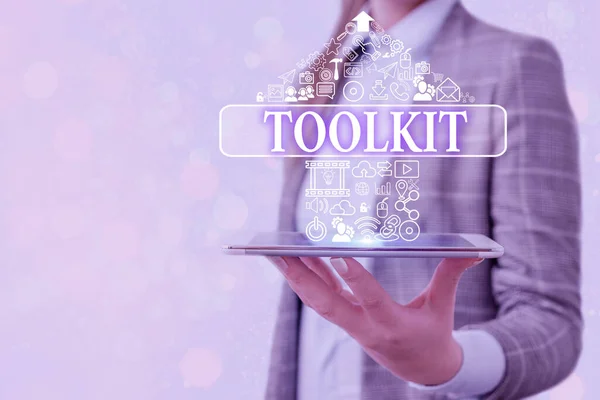 Conceptueel handschrift met Toolkit. Zakelijke fototekst van gereedschap dat in een tas of doos wordt bewaard en voor een bepaald doel wordt gebruikt. — Stockfoto