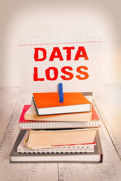 A Data Loss-t ábrázoló levél. Üzleti fotó kirakat folyamat vagy esemény, ami az adatok sérült és törölt halom halmozott könyvek notebook pin színes emlékeztető fehér fa. — Stock Fotó