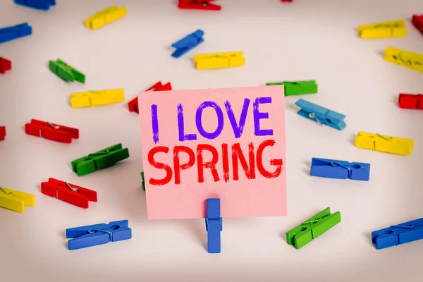 Píšu dopis ukazující, že miluji jaro. Obchodní fotografie ukazuje, proč mají silnou náklonnost k této sezoně barevné prádlo pin papíry prázdné připomínka bílá podlaha pozadí kancelář. — Stock fotografie