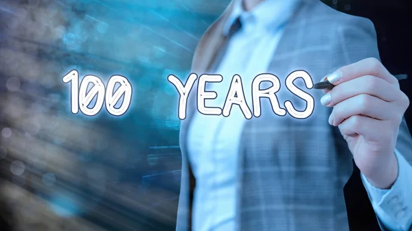 Nota di scrittura che mostra 100 anni. Business photo showcase Ricordando giorno speciale per essere 100 anni di esistenza . — Foto Stock