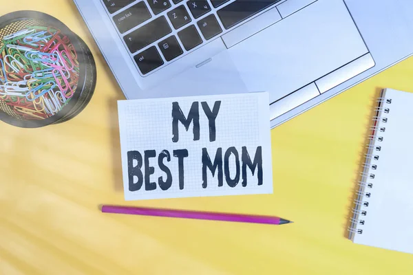 A escrever um bilhete a mostrar a minha melhor mãe. Foto de negócios apresentando Apreciação para sua mãe s é sentimentos de amor elogio Laptop lápis quadrado folha de papel recipiente espiral colorido fundo . — Fotografia de Stock