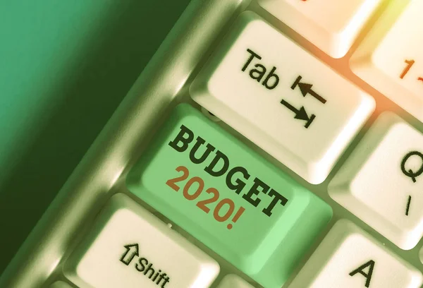 Bütçe 2020 'de el yazısı. Mevcut yılın gelir ve gider tahmini kavramı. — Stok fotoğraf