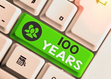 Kavramsal el yazısı 100 yılı gösteriyor. İş fotoğrafı metni 100 yıldır var olan özel bir günü anımsıyor.