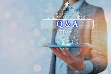 Q ve A 'yı gösteren kavramsal el yazısı. İş fotoğrafı birinin sorulara cevap verdiği bir zaman aralığı ya da olay yeri metni.