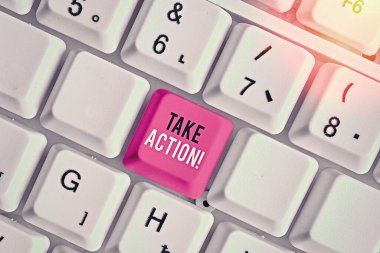 Take Action 'ı gösteren bir not yazıyorum. İş fotoğrafı gösterimi, resmi bir şey yapın ya da sorunlu bir hedefe ulaşmak için uyumlu olun.