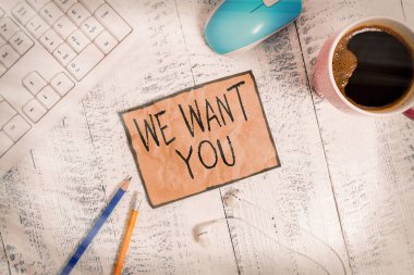 Seni istediğimizi gösteren bir not yazıyorum. İş fotoğraflarının gösteriminin bir arzusu var ya da teknolojik aletlerin yaptığı bir şeyi göstermek istiyor. Renkli hatırlatma kâğıt bürosu malzemeleri..