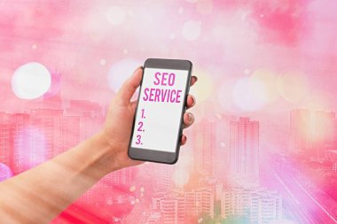 Seo Servisi 'ni gösteren mesaj işareti. Web sitesinin görünürlüğünü arttırmak için kavramsal fotoğraf teknikleri ve prosedürleri.