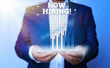 Kavramsal el yazısı Now Hiring 'i gösteriyor. İş fotoğrafı gösterimi, gelecekteki çalışanlarla iş ilişkisinin değerlendirilmesi.