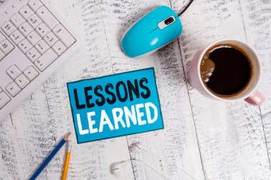 Ders Öğrenilmiş 'i gösteren metin işareti. Deneyimle kazanılan bilgi veya anlayış kavramsal fotoğraf teknolojik cihazlar renkli hatırlatıcı kağıt ofis klavye fare sağlar.