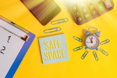 Kelime yazma Güvenli Alan. Zarar veya tehlikeden korunduğunuz bir yer veya oda için iş konsepti Alarm saati panosu akıllı telefon hesap makinesi renk arkaplanı.