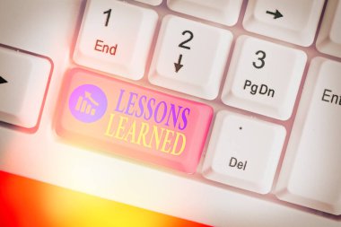 Öğrenilen Dersleri gösteren not yazma. Deneyimle kazanılan bilgi veya anlayışı sergileyen iş fotoğrafı.