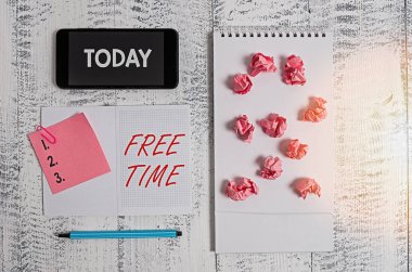 Kelime yazma boş zamanı. Hobiler ve hoşlandığınız diğer aktiviteler için iş konsepti Kare spiral defter işaretleyici akıllı telefon kağıt toplar ataç ahşap.
