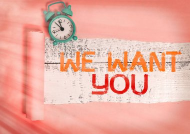 Seni istediğimizi gösteren bir not yazıyorum. İş fotoğrafı gösteriminin bir arzusu var ya da bir gösteri yapmak istiyor..