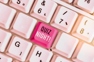 Quiz Night'ı gösteren not yazma. Bireyler arasında akşam test bilgi yarışması vitrine İş fotoğraf.