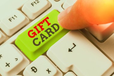 Hediye kartını gösteren mesaj işareti. Kavramsal fotoğraf. Genellikle mesajınızı içeren kağıttan yapılmış bir hediye..