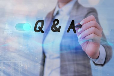 Q Ve A. Business fotoğrafını gösteren ve birinin soruları yanıtladığında bir zaman dilimini veya bir olayı gösteren not yazma.