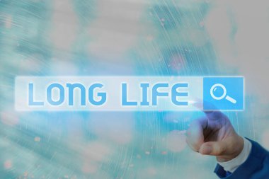 Long Life 'ı gösteren bir not yazıyorum. İş fotoğrafı sergisi, aynı türden çalışmalara daha uzun süre devam edebilir..
