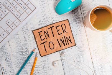 Enter To Win 'i gösteren not yazılıyor. Ticari fotoğraf sergisi ödül için değer değiş tokuşu ödüllü teknolojik cihazlar renkli hatırlatma kâğıdı ofis malzemeleri.