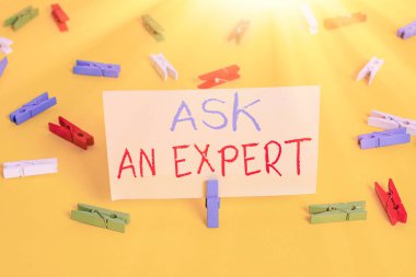 Kelime yazma Uzmanı Sor. İş konsepti, bir konuda yetenekli ya da bilgili birine danışmak için. Renkli mandal kağıtları boş hatırlatıcı sarı zemin arka plan ofisi..