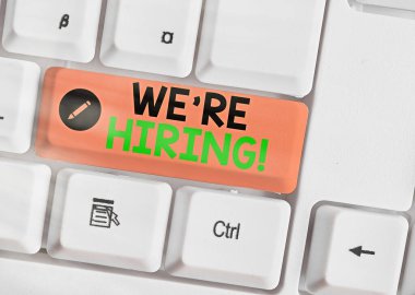 Yeniden işe aldığımızı gösteren bir not yazıyorum. İş fotoğrafçılığı son zamanlarda birini işe alıyor ya da özel bir iş için ona para ödüyor..