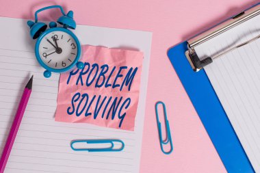 Metin işareti problem çözmeyi gösteriyor. Zor ya da karmaşık sorunlara çözüm bulma kavramsal fotoğraf süreci Kağıt kağıdı not pano kalem klipsleri alarm saati renkli arkaplan.