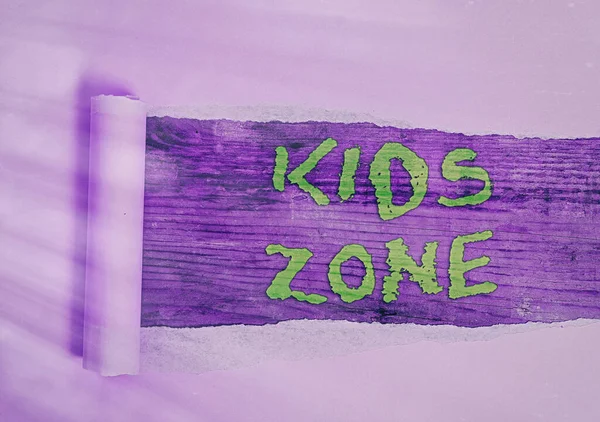 Tekst do pisania słów Kids Zone. Koncepcja biznesowa dla obszaru lub regionu zaprojektowanego w celu umożliwienia dzieciom zabawy i zabawy. — Zdjęcie stockowe