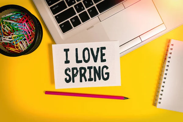 İlkbaharı sevdiğimi gösteren bir not yazıyorum. Bu sezona neden bu kadar düşkün olduğunu gösteren fotoğraf sergisi dizüstü bilgisayarın karesi kağıt kaplar sarmal arka plan rengi.. — Stok fotoğraf