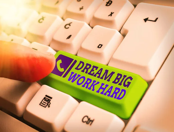 Word skriva text dröm stort arbete hårt. Affärsidé för att tro på dig själv och följa drömmar och mål. — Stockfoto