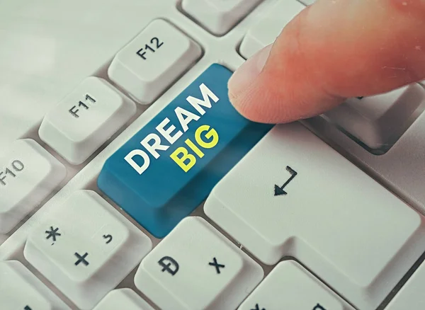 Ordskrivning text Dream Big. Affärsidé för att söka syfte för ditt liv och bli uppfylld i processen. — Stockfoto