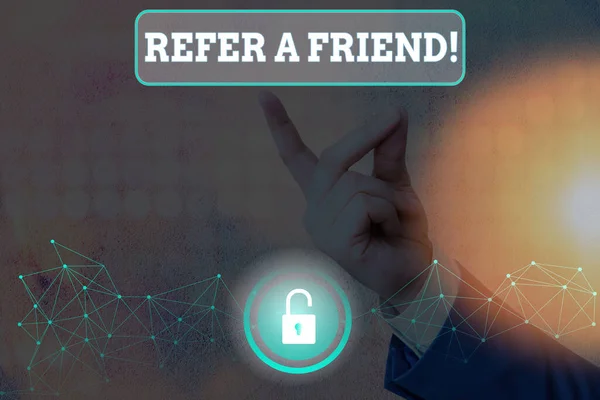 Tulisan tangan Refer A Friend. Konsep berarti mengarahkan seseorang kepada orang lain atau mengirimkan sesuatu seperti hadiah . — Stok Foto