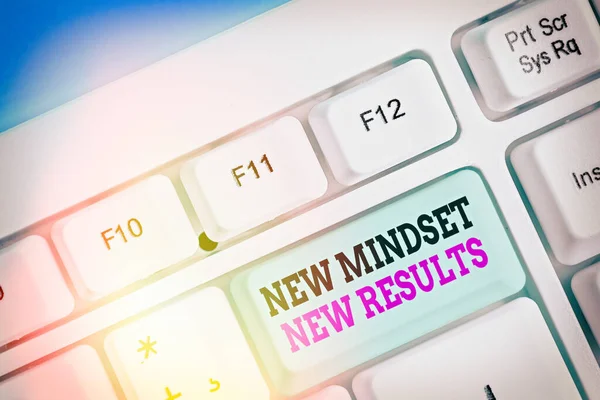 Teks tulisan tangan menulis New Mindset New Results. Konsep yang berarti hambatan adalah kesempatan untuk mencapai pencapaian . — Stok Foto