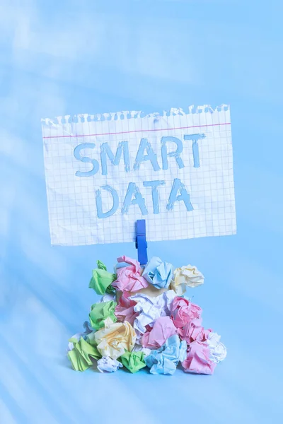 스마트 데이터 (Smart Data) 라는 문자를 쓴다. 더욱 통합시키기 위해 형식화 된 디지털 정보에 대한 비즈니스 개념 색찌그러진 종이 클 로스트 스핀을 기억파란 배경. — 스톡 사진