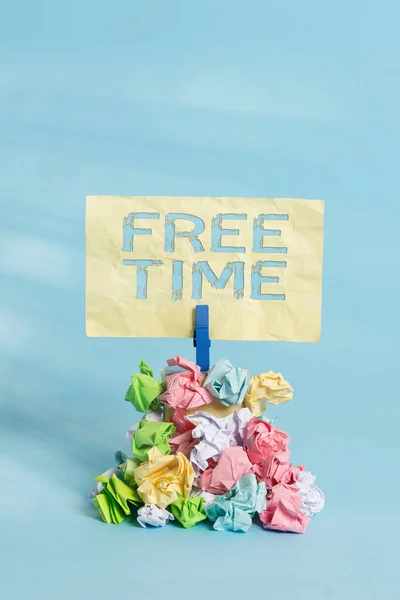 Handschriftliches Textschreiben Free Time. Konzept bedeutet Zeit für Hobbys und andere Aktivitäten, die Ihnen Spaß machen Erinnerungsstapel farbig zerknittertes Papier Wäscheklammer Erinnerung blauer Hintergrund. — Stockfoto