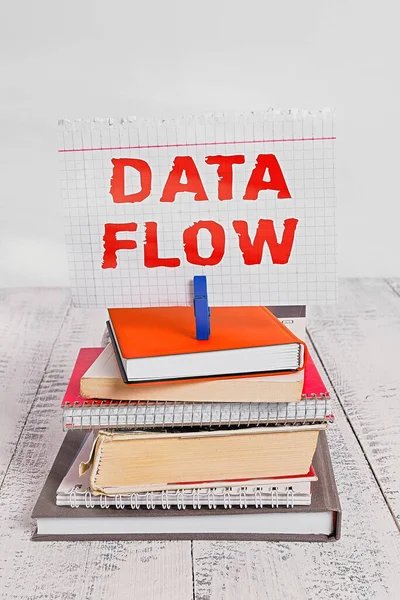 Εγγραφή σημειώματος που δείχνει ροή δεδομένων. Επαγγελματική φωτογραφία που δείχνει την κίνηση των δεδομένων μέσα από ένα σύστημα που αποτελείται από στοίβα λογισμικού βιβλία στοίβα σημειωματάριο καρφίτσα χρώμα υπενθύμιση λευκό ξύλινο. — Φωτογραφία Αρχείου