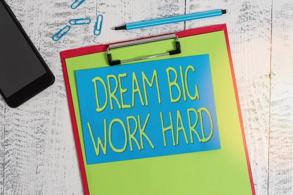 Piszę notatkę pokazującą Dream Big Work Hard. Prezentacja zdjęć biznesowych Wierzcie w siebie i podążajcie za marzeniami i celami Clipboard paper sheet marker note clips smartphone wooden background. — Zdjęcie stockowe