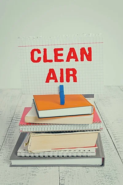 Schreiben Notiz zeigt saubere Luft. Business-Foto präsentiert Luft, die keine schädlichen Mengen an Schmutz und Chemikalien in ihr stapeln gestapelte Bücher Notizbuch Pin Farbe Erinnerung weiß hölzern. — Stockfoto