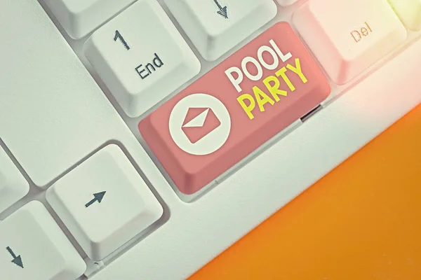 Wortschreiben Text Pool Party. Geschäftskonzept für Feiern mit Aktivitäten im Schwimmbad. — Stockfoto
