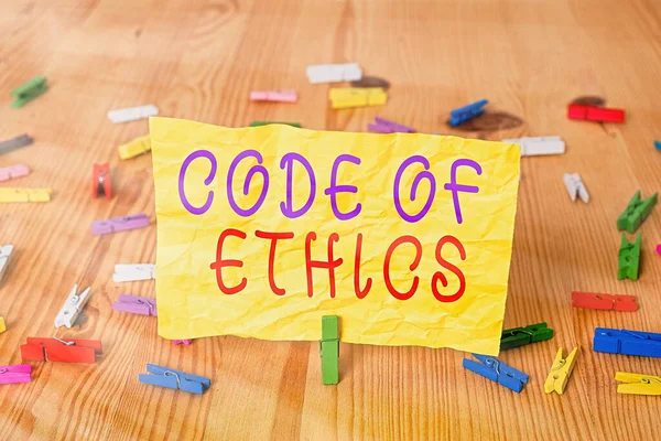 Nota scritta che mostra il Codice Etico. Business photo vetrina guida di base per la condotta professionale e impone doveri colorati cartine clothespin vuoto promemoria pavimento in legno fondo ufficio . — Foto Stock