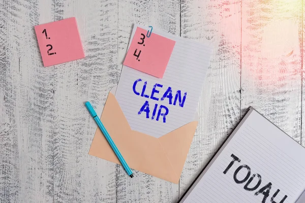 Schreiben Notiz zeigt saubere Luft. Business-Foto präsentiert Luft, die keine schädlichen Mengen an Schmutz und Chemikalien enthält Umschlag Blatt Brief Papier Haftnotizen Stift Notizblock hölzernen Hintergrund. — Stockfoto