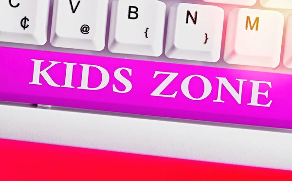 Piszę notatkę z Kids Zone. Prezentacja zdjęć biznesowych Obszar lub region zaprojektowany w celu umożliwienia dzieciom zabawy i zabawy. — Zdjęcie stockowe