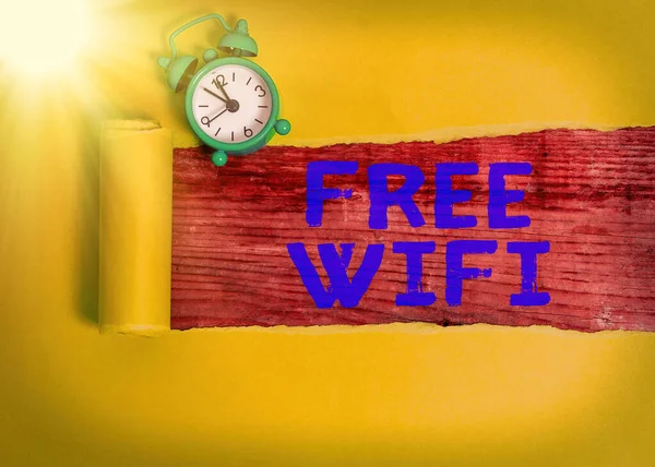 Signo de texto que muestra Wifi gratuito. La foto conceptual le permite conectarse a Internet en lugares públicos sin pagar . — Foto de Stock